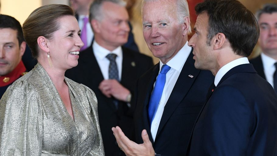 Mette Frederiksen får mulighed for flere livlige samtaler med Joe Biden, når de mødes i Det Hvide Hus. Her ses de til Nato-møde i juni 2022. Foto: AFP/RitzauCanpix