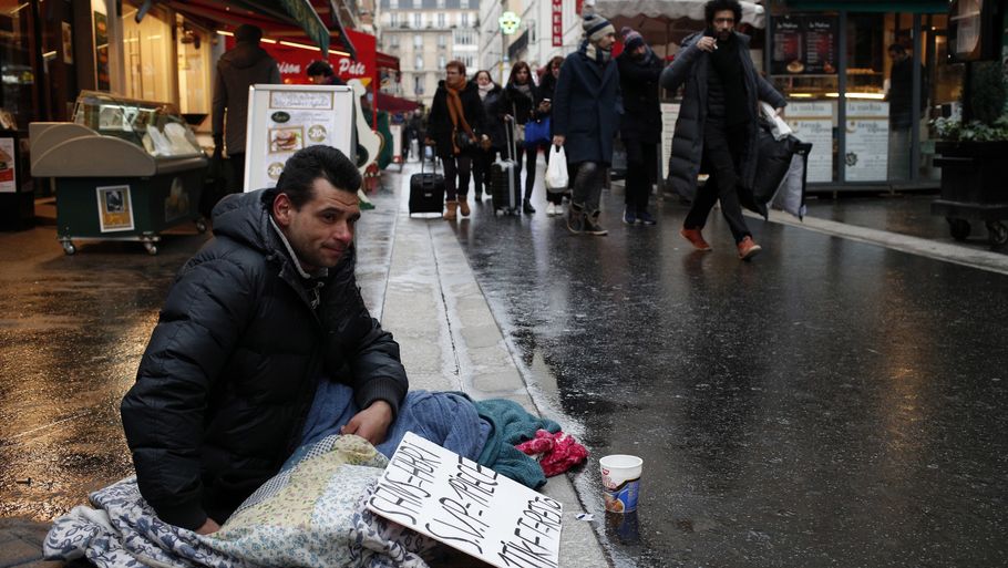 Hvis det står til den franske regering, skal tusindvis af hjemløse og asylansøgere flyttes ud af Paris for at skabe plads til turister på byens hoteller op til OL i 2024. Arkivfoto: Francois Mori/Ritzau Scanpix