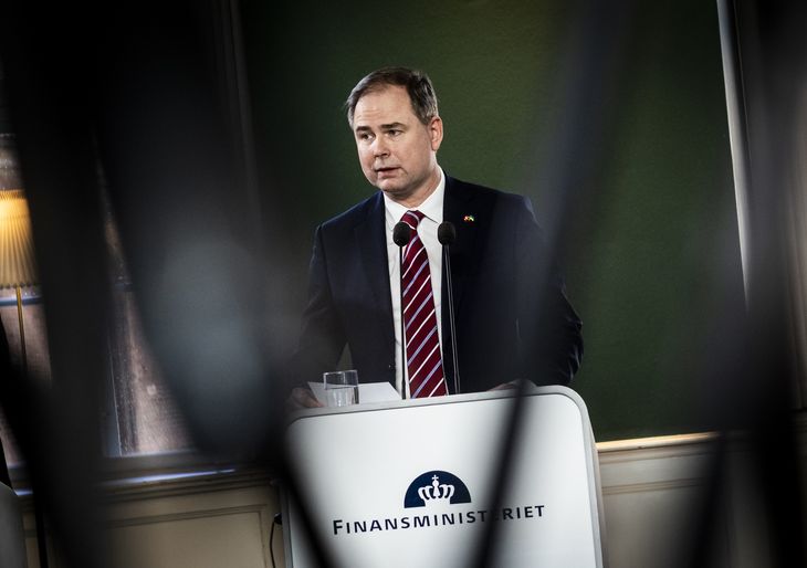 Finansministeren har et forklaringsproblem. Og han stikker hovedet i busken. Foto: Jonas Olufson