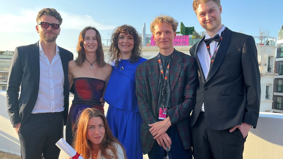 Afgangselever fra Den Danske Filmskole har vundet en talentpris ved den store internationale filmfestival i Cannes. Her ses de efter sejren torsdag aften. (Privatfoto). Foto: Privatfoto/Free