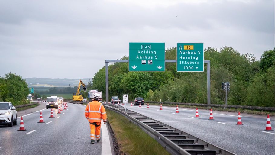 Vejdirektoratet opfordrer bilisterne på E45 til at vise hensyn, holde fokus og sænke farten, når de kører forbi vejarbejdet ved Aarhus. Foto: Arkil/Vejdirektoratet