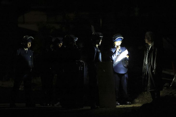 I ly af mørket forberedte japanske betjente sig på at storme en bygning, hvor en drabsmistænkt havde barrikaderet sig. Foto: Hiroto Sekiguchi/Ritzau Scanpix