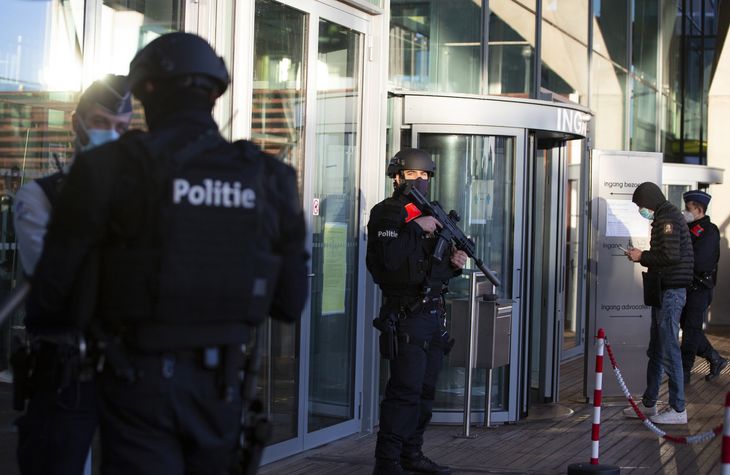 Under retssagen mod Assadollah Assadi i Antwerpen i Belgien har politiet været massivt til stede. Der har under retsdagene været demonstrationer foran retten. Foto: Virginia Mayo/Ritzau Scanpix