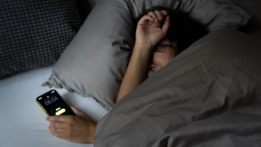 Unge bruger sociale medier i høj grad, hvilket er en af grundene til, at søvnvanerne hos mange er bekymrende. Rapport viser, at særligt piger har dårlige søvnvaner. (Arkivfoto). Foto: Ida Marie Odgaard/Ritzau Scanpix