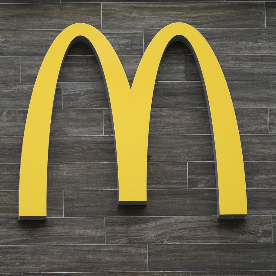 Kvalt, mobbet og presset til sex McDonalds undskylder efter storm af anklager billede