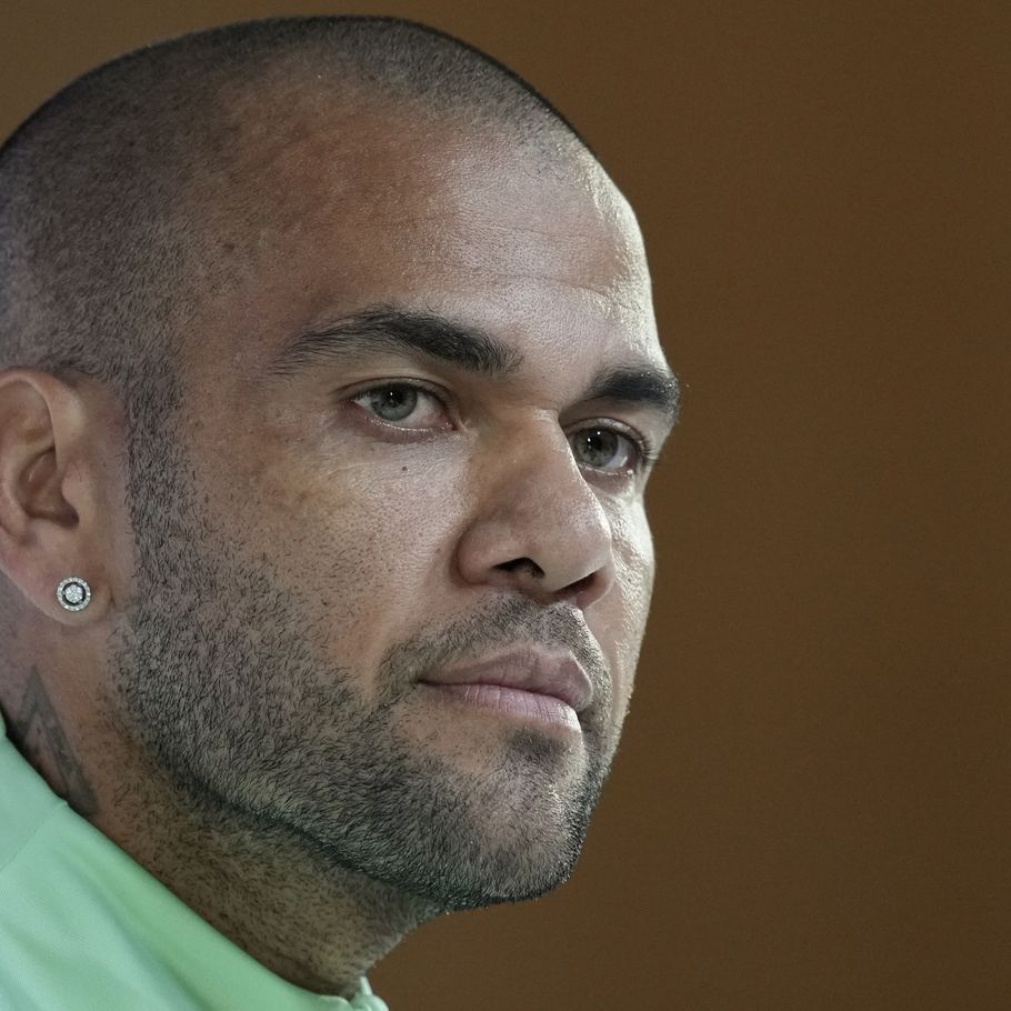 Fodboldstjernen Dani Alves officielt tiltalt for voldtægt billede