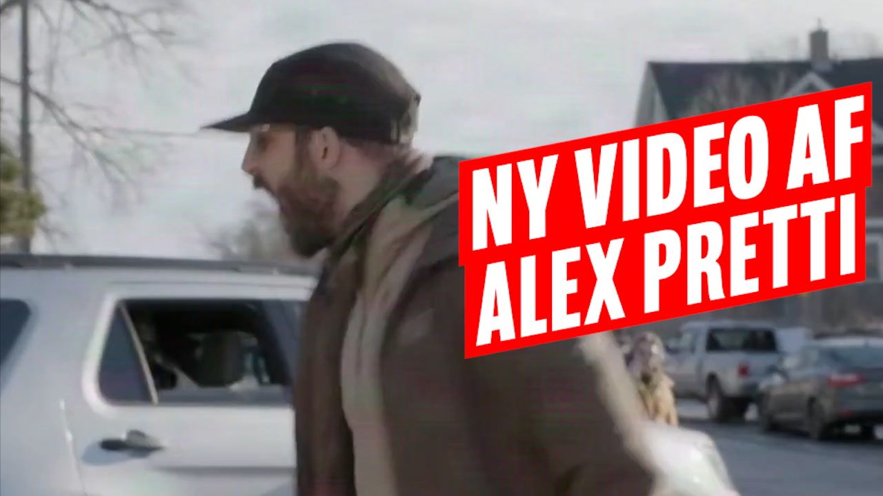 Ny video afslører sammenstød: Pretti sparkede og spyttede på ICE-bil ...