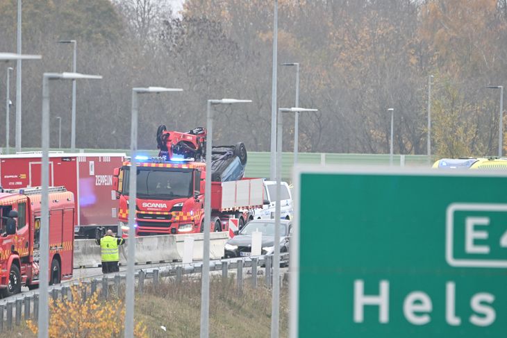 Uheld på motorvej: Bil på taget – Ekstra Bladet