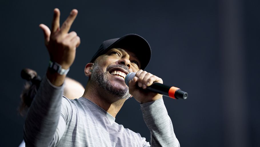 Aldrig sket før: Absurd Johnson-show afløste dømt rapper – Ekstra Bladet