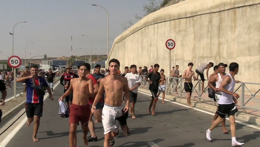 مهاجرون يسبحون إلى جيب إسباني من المغرب