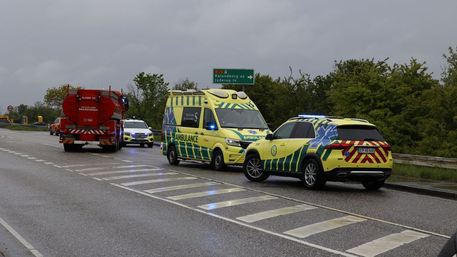 Voldsomt solouheld ved afkørsel: Bil sidder fast i grøft – Ekstra Bladet