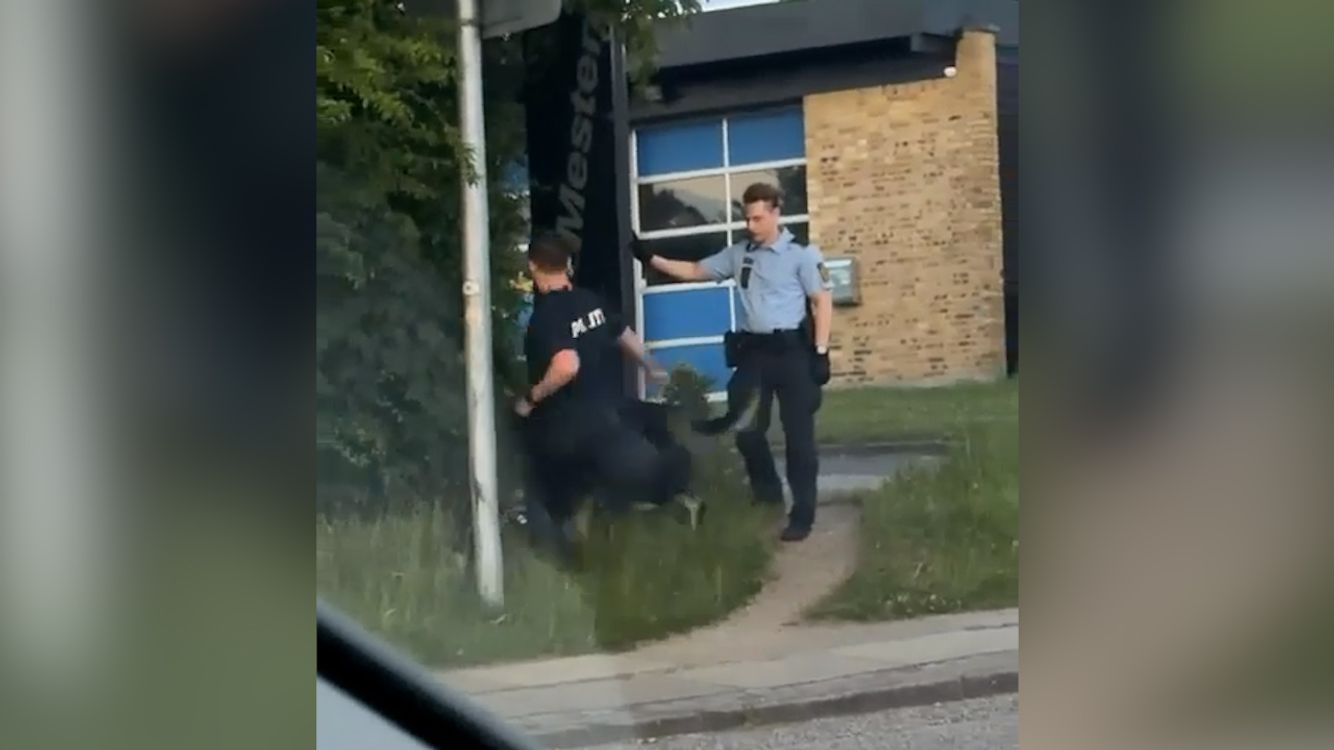 Brutal anholdelse i Aarhus: Betjent sparker liggende mand – Ekstra Bladet