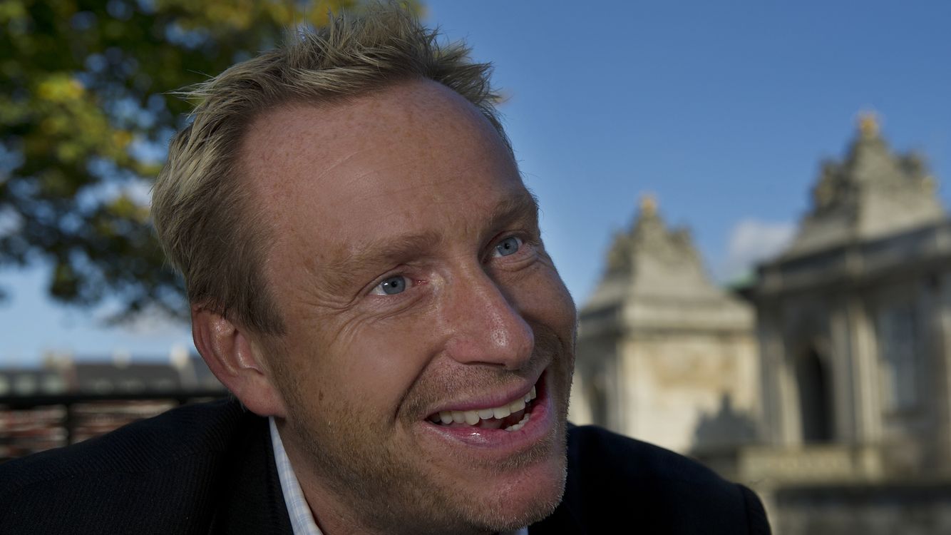 Kærlighed ved første snit: Adam Price scorer sin hudlæge – Ekstra Bladet