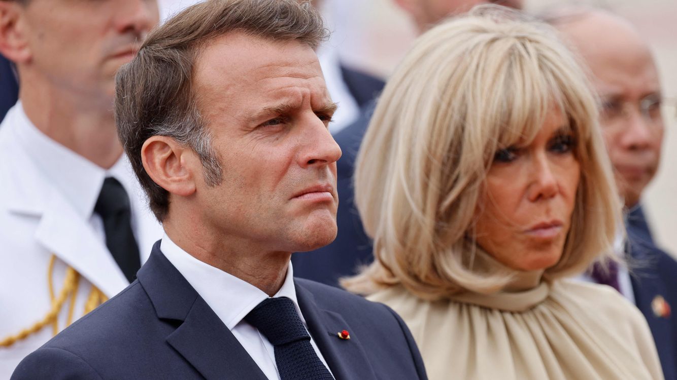 Rusland håner Macron efter skub: Snublede hun? – Ekstra Bladet