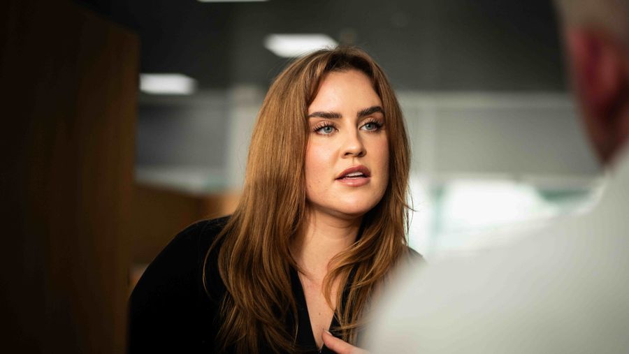 Sarah Bro endte midt i kæmpe slagsmål: - Fik en albue i ansigtet ...