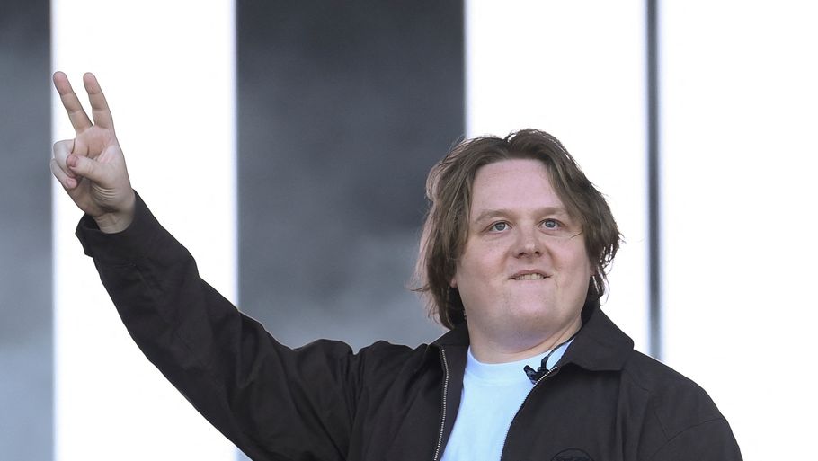 Verdensstjernen Lewis Capaldi i rørende comeback – Ekstra Bladet