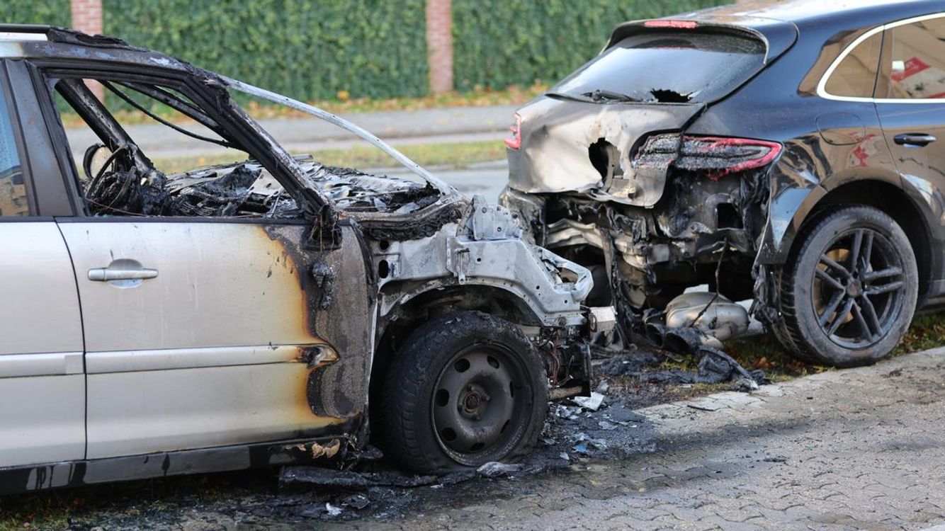 To biler i flammer: Person flygtede fra uheld – Ekstra Bladet