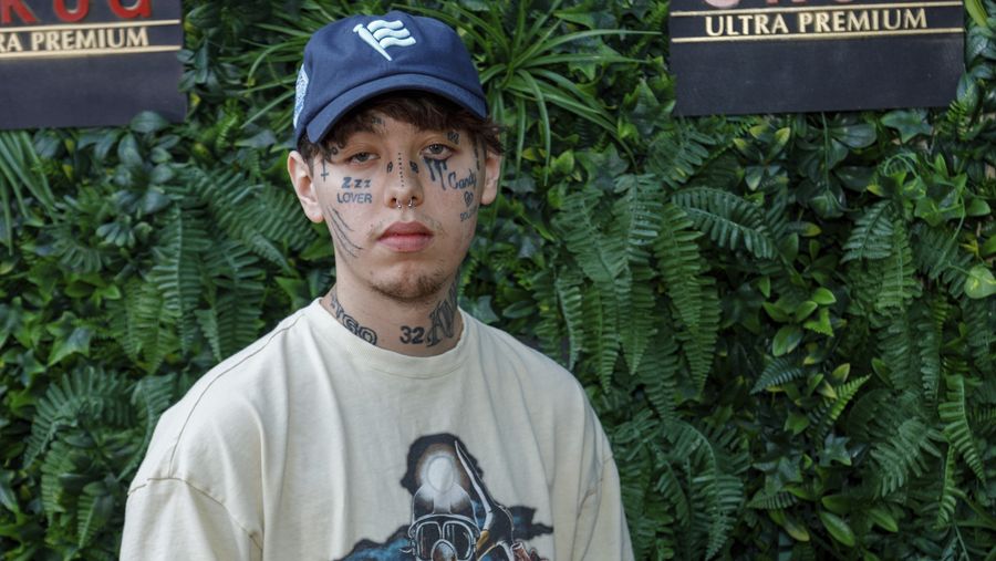 Rapper eftersøgt: Sparkede fan i hovedet – Ekstra Bladet