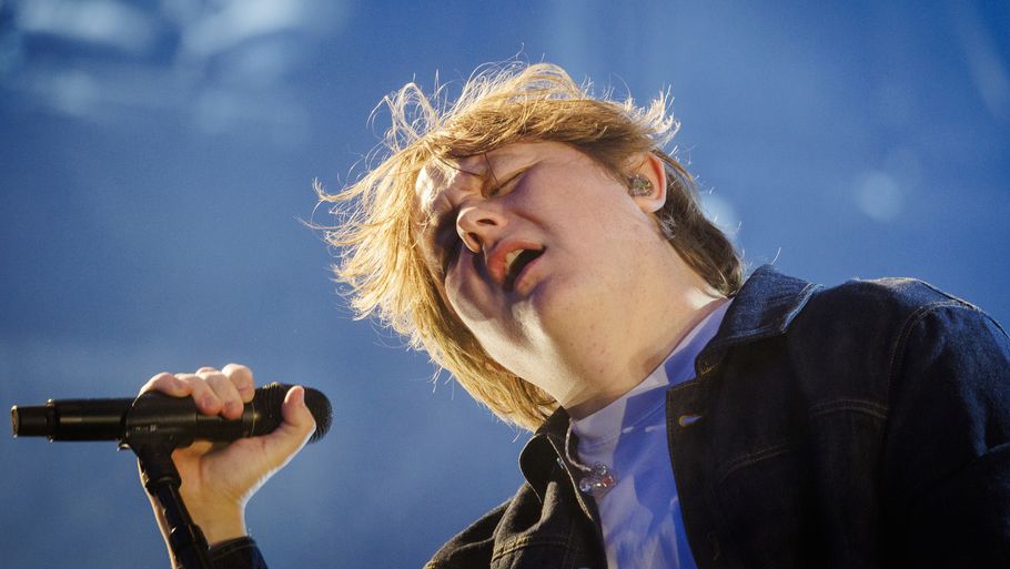 Pinligt ædru: Lewis Capaldi spolerede Smukfesten – Ekstra Bladet