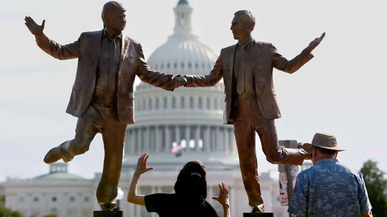 Trump og Epstein hånd i hånd: Provokerende statue fjernet efter én dag ...
