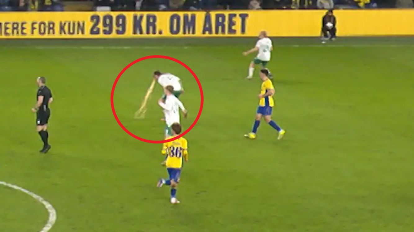 Bizarre scener: Viborg-spiller kaster op på banen – Ekstra Bladet