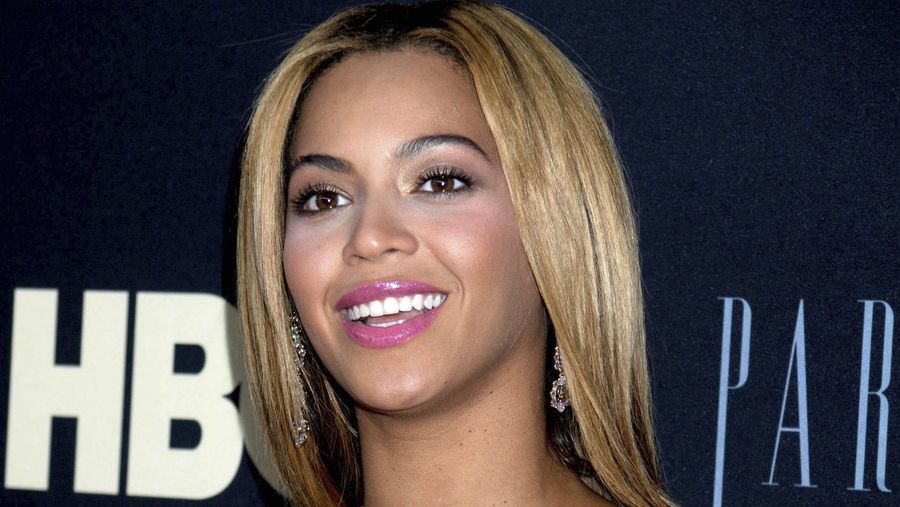 Mor kommer til undsætning: Beyoncé anklaget for at blege sin hud ...