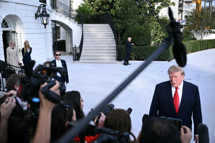 Trumps nye medie-pitbull: Har delt konspirationer og absurde påstande ...