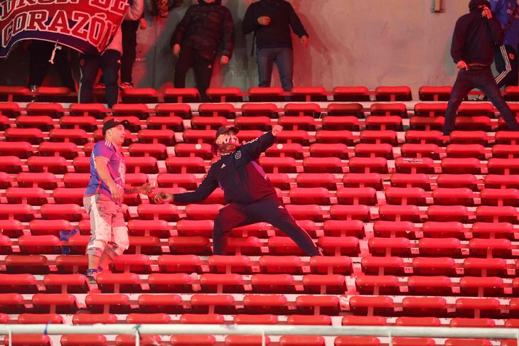 Voldsomme scener da fans går løs på hinanden – Ekstra Bladet