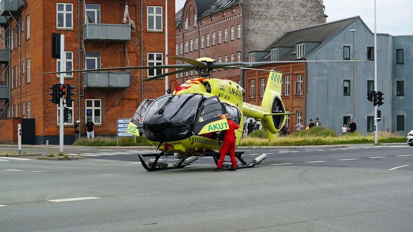 Flere gader spærret: Person fløjet med lægehelikopter – Ekstra Bladet