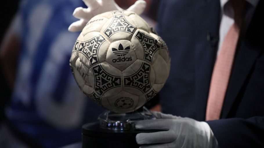 بيع كرة مارادونا الشهيرة في كأس العالم بمبلغ 21 مليوناً