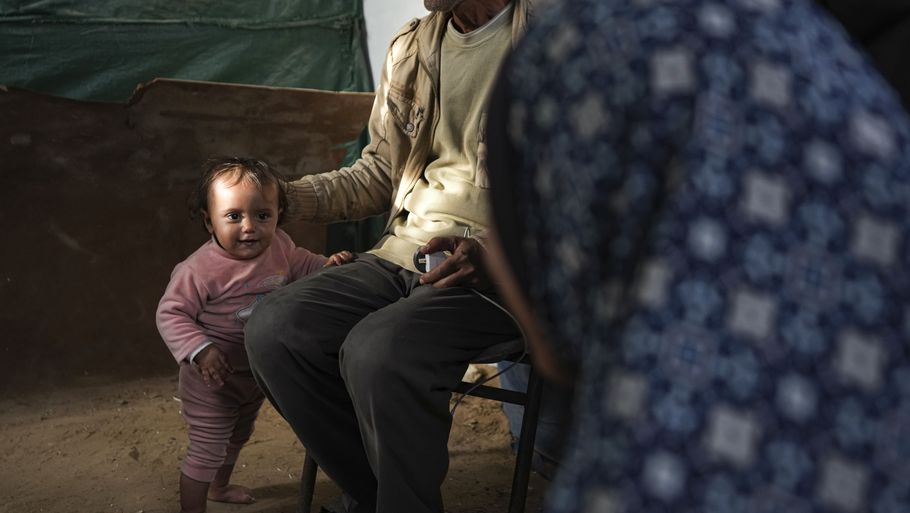 Billede fra tirsdag fra en lejr for fordrevne palæstinensere i Deir al-Balah i Gaza. Ifølge sundhedspersoner er Deir al-Balah blevet ramt af dødeligt angreb. Foto: Abdel Kareem Hana/Ritzau Scanpix