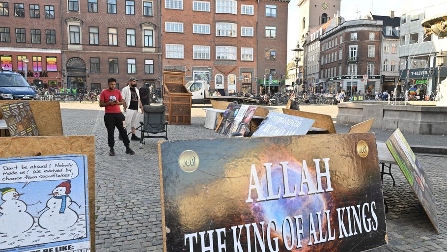 احتجاج على فخر المثليين: حضور بلافتات تحمل اسم الله