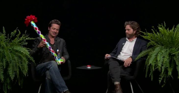 Brad Pitt spytter tyggegummi i hovedet på tv-vært – Ekstra Bladet