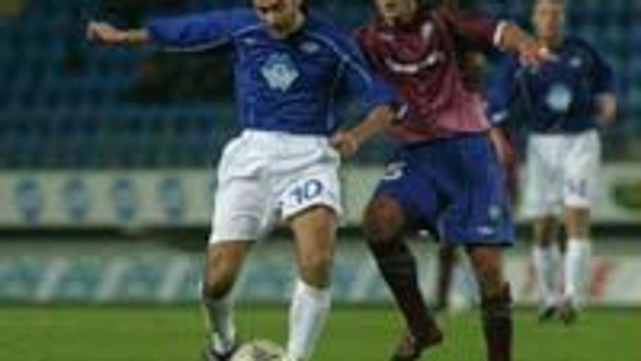 Magne Hoseth (t.v.), her i aktion for Molde mod Leiria i sidste sæsons UEFA Cup, er tæt på en kontrakt med FC København. (Foto: AP)