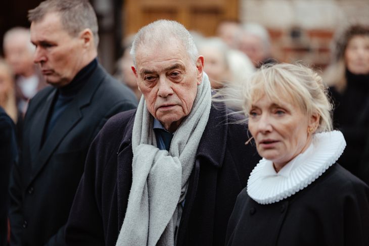 Asger Aamund bisatte 24. januar sin elskede kone, Suzanne Bjerrehuus, som blev 77 år gammel. Her står han med præst Kathrine Lilleør. Foto: Jonathan Damslund