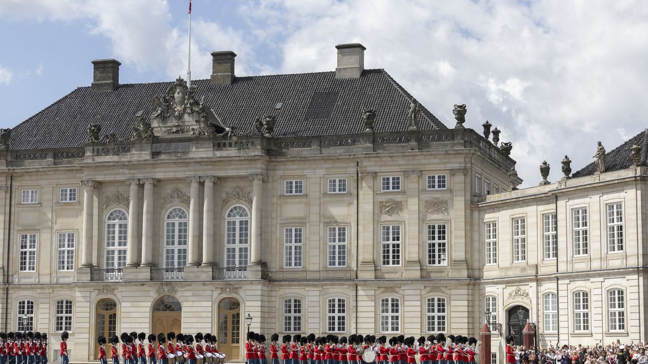 Kronprinsens flirt til fest på slottet: Var med til royal fødselsdag ...