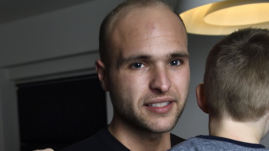 2-årige Julius sad fængslet med mor: Nu er han kommet ud – Ekstra Bladet