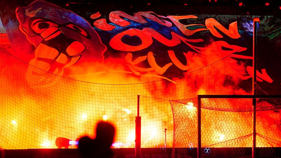 Vagter og fans i pyro-tumult: 'Du slår ham i hovedet' – Ekstra Bladet